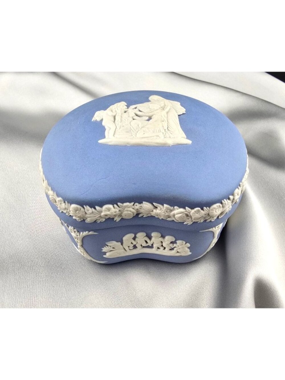 Wedgewood Blue Cupid Oracle Relief Kidney-Shaped Trinket Box - Picture 2 of 12